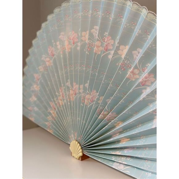 Vintage Paper Floral And Lace Shell Fan - Picture 4 of 12